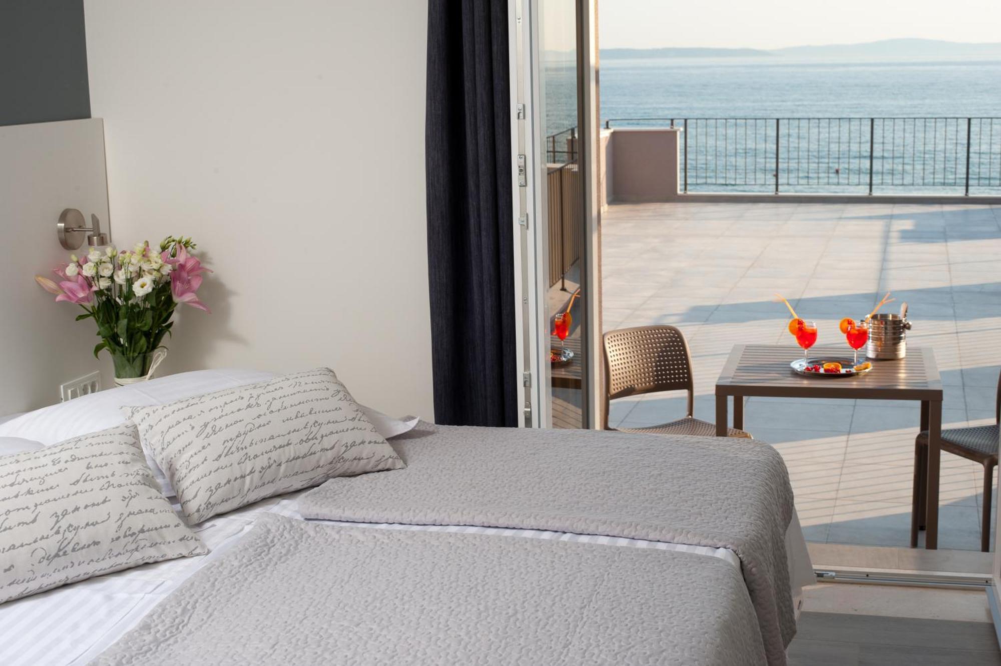 Seaside Luxury Suites Подстрана Номер фото