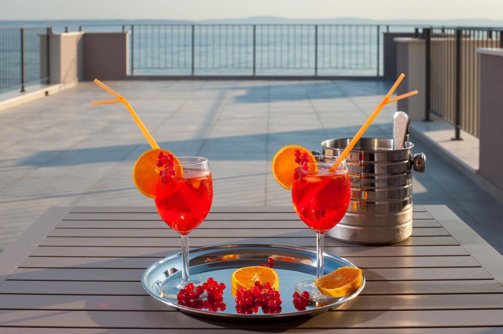 Seaside Luxury Suites Подстрана Номер фото