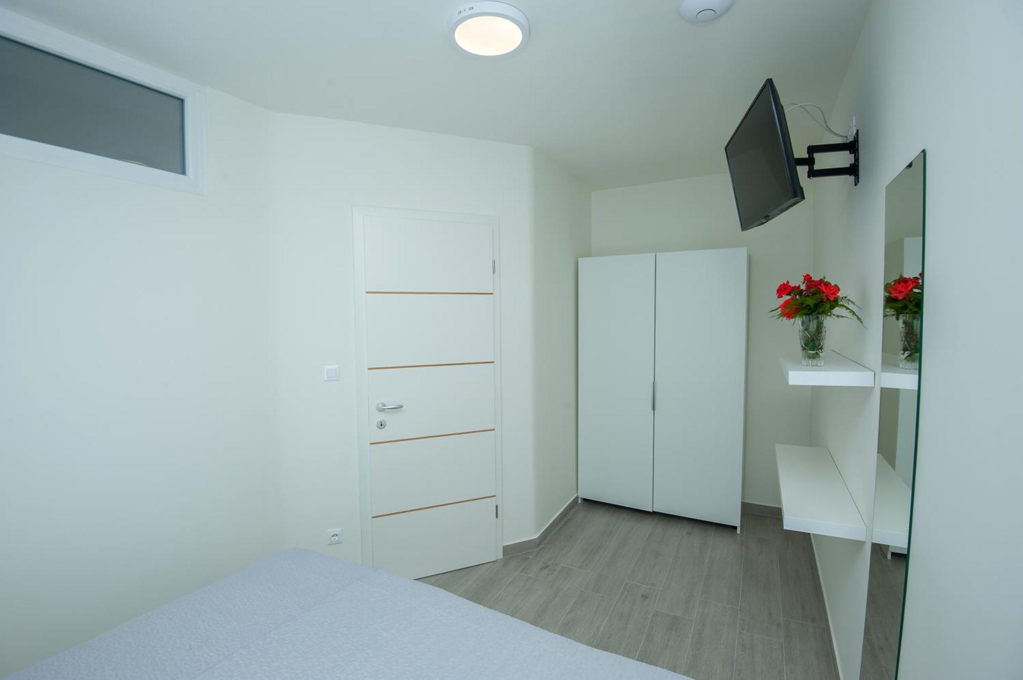 Seaside Luxury Suites Подстрана Номер фото