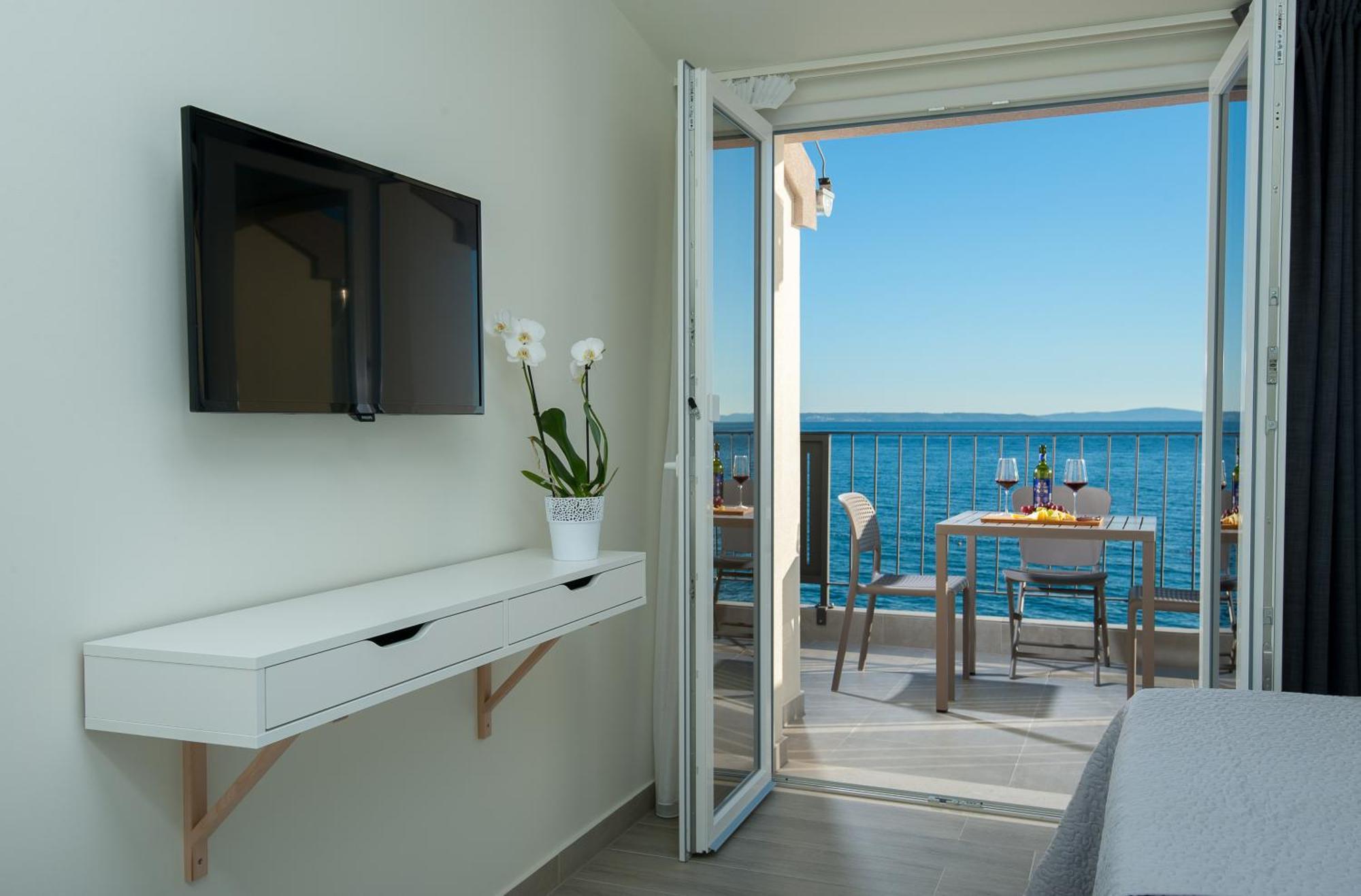 Seaside Luxury Suites Подстрана Номер фото