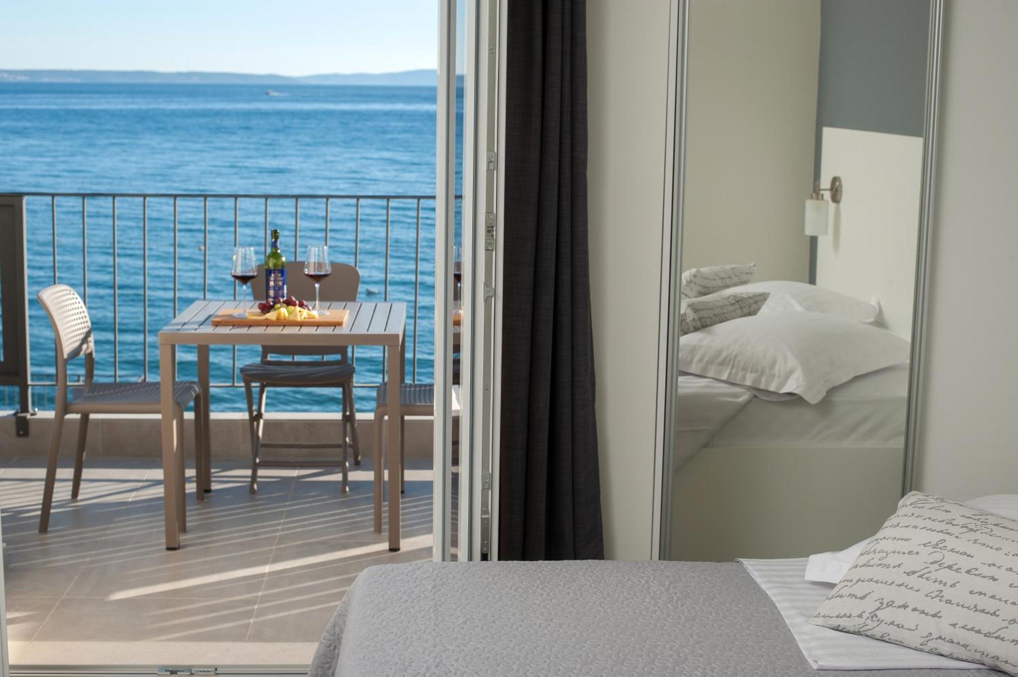 Seaside Luxury Suites Подстрана Номер фото