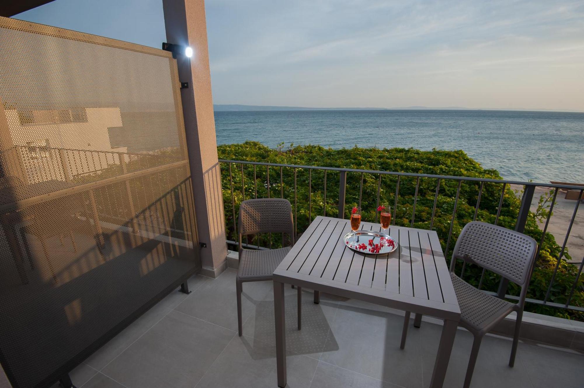 Seaside Luxury Suites Подстрана Экстерьер фото